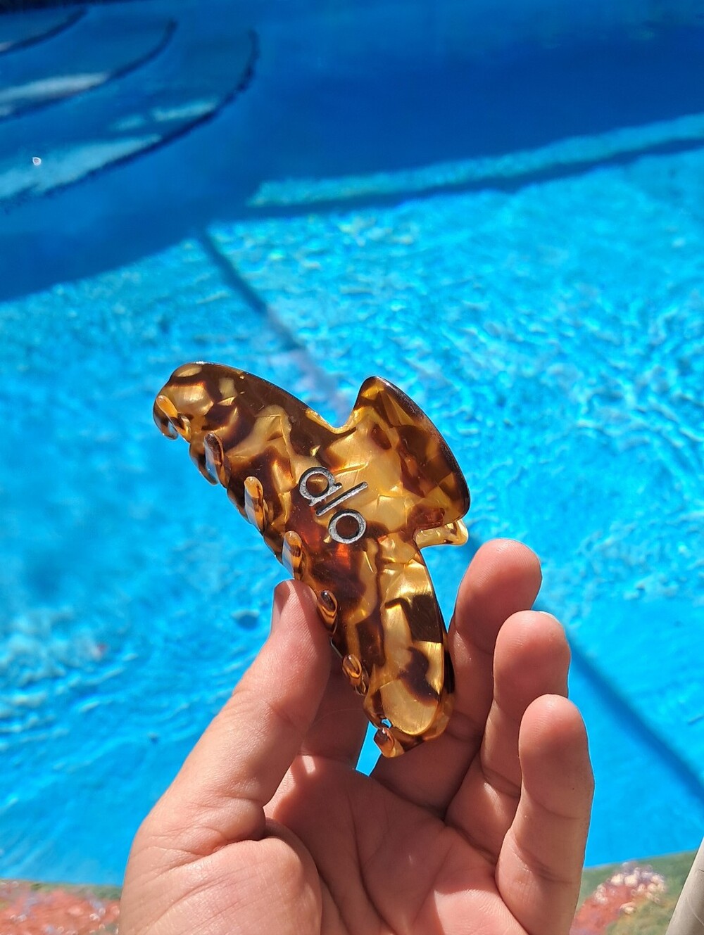 alo Tortoiseshell Hair Claw Clip - Amber Brown
